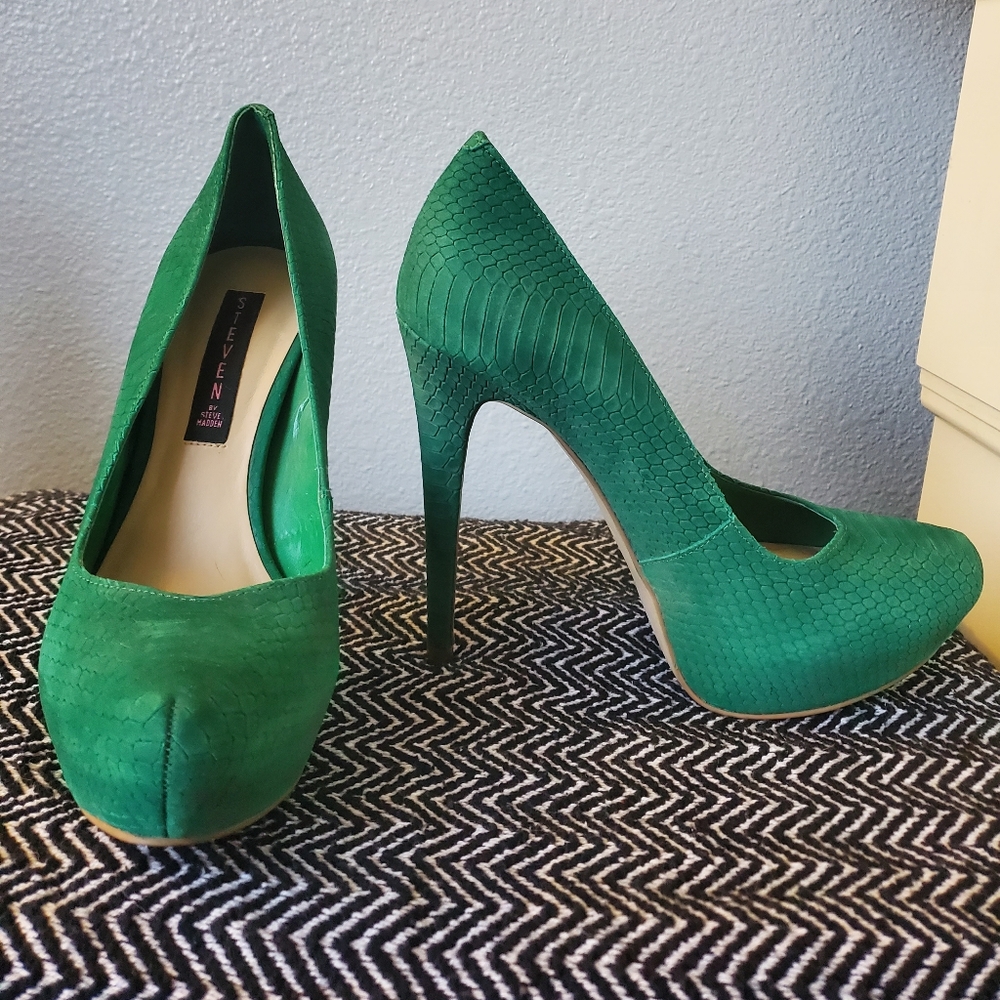 Pre-owned vintage emerald green snakeskin pattern Steven by Steve Madden  size 9